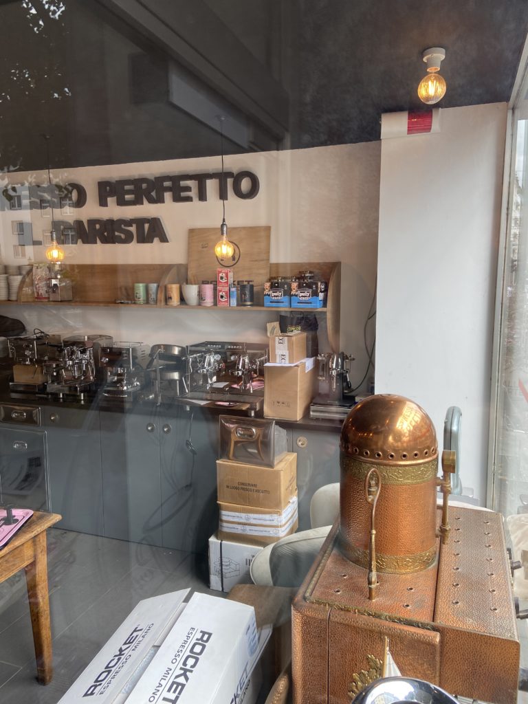 Der eigentlich coole Kaffeemaschinen-Laden mit der völlig verrückt angebrachten Telenot Alarmanlagensirene