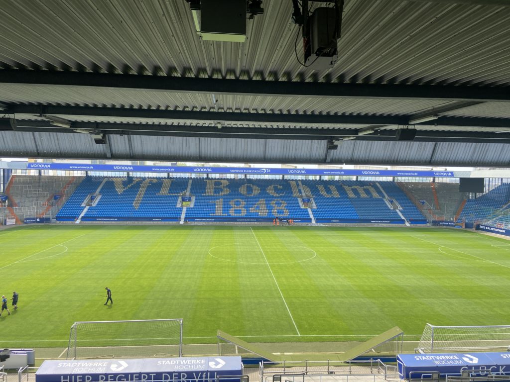 Vom VIP-Raum hat man durch die grossen Fenster teilweise direkten Blick auf den Rasen des Stadions. Hier finden in der kommenden Saison dann auch wieder Revier-Derbies zwischen Bochum und Schalke 04 statt. 